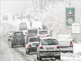 برف و باران در جاده‌های ۱۸ استان